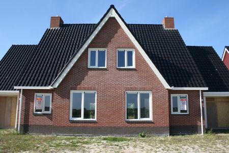 De landhuizen 10, 8 en 6 staan te koop, de makelaarsborden zijn opvallend onopvallend zichtbaar 