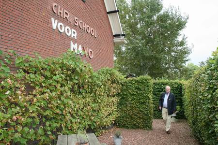 Meinderd bij het gebouw van de Chr.ULO aan de Langestraat, nu privé-terrein van de familie Kok. Meinderds vader was hier 20 jaar schoolhoofd (1938-1958), Meinderd zelf een half jaar leerling, daarna verhuisd naar Sneek