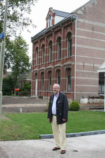 Meinderd met op de achtergrond het vroegere kantongerechtsgebouw, dat tijdens de Tweede Wereldoorlog ook enige tijd dienst deed als distributiekantoor. Voor dit gebouw werd SD'er Derk Klavers neergeschoten in 1943, een van de gebeurtenissen waarnaar Meinderd de Vries nader onderzoek verricht. 