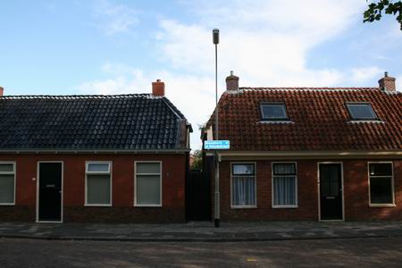 Nieuwstraat Noordhorn. Links nummer 26 (was ooit 26 en 28), rechts 32 (was ooit 30 en 32).