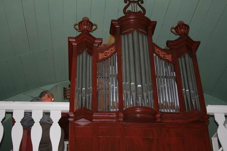 Resize of OM (12) 12092009 In de vermaning een gastvrij onthaal; Jan Albert Buiskool laat even de klank van het (halve) orgel horen