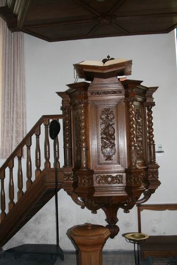 Resize of OM (23) 12092009 De prachtige preekstoel in de NH-kerk met indrukwekkend houtsnijwerk