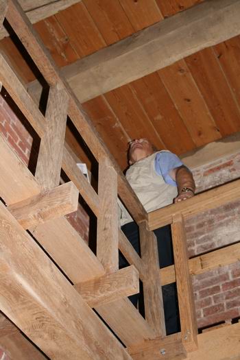 De durfallen mochten ook de toren beklimmen, maar verder dan de eerste trap met leuningen kwam ik niet... De steile ladder verder naar boven, nee, dat's niets voor mij... 