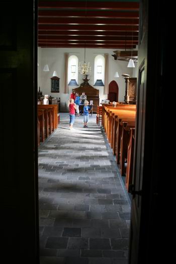 Resize of OM (28) 12092009 Ook de NH-kerk speelt het licht op Open Monumentendag een belangrijke rol. Gastvrijheid is hier eveneens het kenmerk