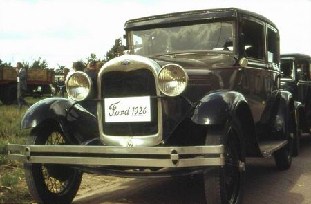 Een prachtige Ford uit vroegere jaren, 1926 staat er voorop, tenminste... 