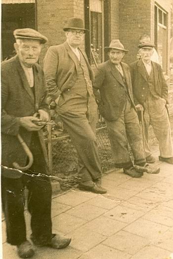 Resize of Oude Noordhorners op praathoek Hoe staat het met de voorzieningen voor ouderen, een overdekte hangplek bijvoorbeeld? Of een jeu-de-boulesbaan bij het dorpshuis, een biljart in de Dorpsstee...