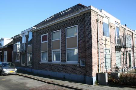 Het vroegere schoolgebouw van de OLS, omgetoverd tot appartementengebouw Paluno. 