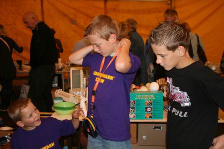 Resize of rommelmarkt (10) 12092009 Nee, hier is geen sprake van kinderarbeid, Van Houten hoeft zich niet in zijn graf om te draaien... Gewoon: Jong geleerd, oud gedaan!