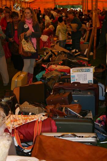 Resize of rommelmarkt (16) 12092009 Kijk, zo ziet de 2ehandsgoederenmarkt in de grote tent op een willekeurige plek eruit, 's morgens: vele spullen, vele mensen...