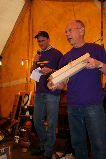 Resize of rommelmarkt (20) 12092009 De veilingmeesters in het zonnetje, een méésterstuk!