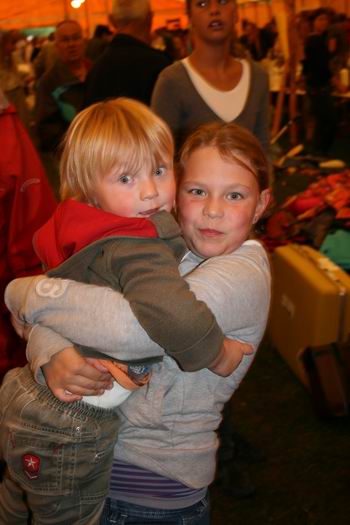 Resize of rommelmarkt (24) 12092009 Hoe sociaal kunnen kinderen zijn? Klein torst kleiner, zonder morren...