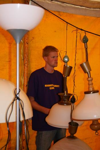 Resize of rommelmarkt (32) 12092009 Dit is een van mijn favoriete foto's, al weet ik nauwelijks waarom... Al die verschillende lampen en dat ene crewlid daar stijlvol tussen...