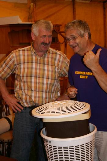 Resize of rommelmarkt (34) 12092009 Wees eerlijk, wat zou een rommelmarkt zijn zonder een gulle lach? De humor, de grappen, het jennen...