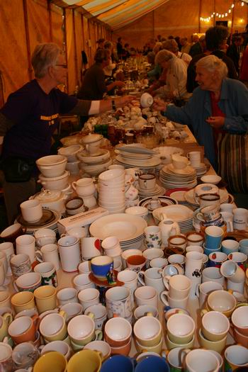 Resize of rommelmarkt (36) 12092009 Mocht u thuis nog wel eens iets uit uw handen laten vallen... Geen nood, keus genoeg, zelfs voor echtelieden die een voorkeur hebben voor het beslechten van onenigheid door middel van het smijten met vaatwerk...