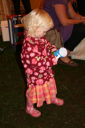 Resize of rommelmarkt (47) 12092009 En dit? Hoe opgetogen kan een mens(je) zijn met een buitgemaakte beker, een kleurig kleinood?