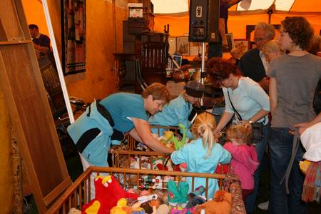 Resize of rommelmarkt (68) 12092009 Sfeervol gebeuren, geanimeerd verloop. Rommelmarkt NH-kerk d.d. 12-09-2009