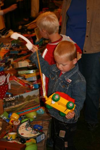 Resize of rommelmarkt (84) 12092009 En met dit alleszeggend plaatje nemen we afscheid van de rommelmarkt 2009. Tot de volgende, in 2010!