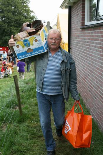 Resize of rommelmarkt (97) 12092009 En dan vanzelfsprekend ervoor zorgen dat de voordelig ingekochte waren naar huis worden gebracht. Helaas, ook bij rommelmarkten heeft een mens 'slechts' twee armen...