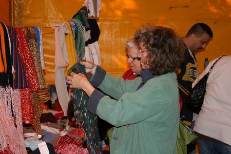 In de supergrote tent wordt werkelijk van alles te koop aangeboden: potten, pannen, kleding, witgoed, meubilair, speelgoed, snuisterijen, noem maar op... 