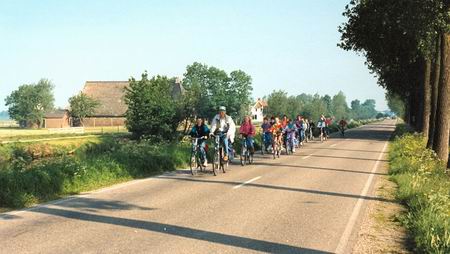 De paden op, de lanen in, vooruit, met flinke tred... Fietsend langs het Hoendiep, richting Enumatil 