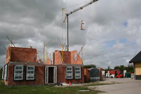Langzaam maar zeker wordt het nieuwe pand opgebouwd, de grote kraan is stand-by 