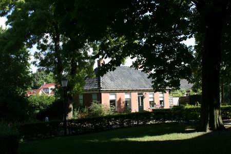 Blijft de kerk middenin het dorp? Kan er méér rond de kerk gebeuren, moet er meer ruimte komen? Of meer groen? Halen we meer toeristen naar Noordhorn of leiden we ze buitenom? Accent op de jeugd? Welke jeugd? Versterken we de dynamiek onder de 'grijze koppen' in ons dorp? Hoe levensvatbaar is een bruin dorpscafé? Hoe malend wordt de molen? En hoe autoluw de woonstraten? Is er.... KOM MEEPRATEN: 30 september, 8 oktober, 13 oktober, meld je aan!