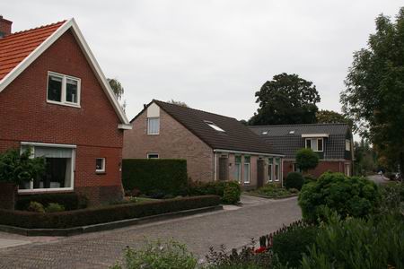 De huidige situatie aan de Oosterweg. Links het woonhuis van fam.M. (Pepi) Burgler, dat in 1955 in de familie kwam. Rechts daarvan het nieuwe huizenblok, dat op de plaats kwam van de afgebroken Burglerloods; helemaal rechts het huis dat de fam.G.Burgler bewoonde tot 1955 