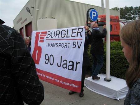 Beeld van het feest, afgelopen zaterdag 26 september; het aanbieden van een bijzondere vlag door de beide Burglerfamilies. De vlag wordt ontvouwd en gehesen door Jan Willem Burgler sr en Griet Burgler-Haaksema (de weduwvrouw van Melis Burgler). Een speciaal moment op een gedenkwaardige en zeer geslaagde dag! 