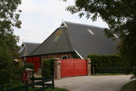 Imponerende woonboerderij, fraai in de kleuren. Welke agrariërs waren hier vroeger actief?