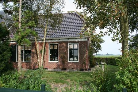 Karakteristieke voorkant van de woonboerderij. De opknapbeurt is waardevol gebleken, zal toch wel enige grijpstuivers hebben gekost... 