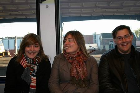 Bij de laatste foto is de zon dubbel en dwars doorgebroken, een stralende herinnering in de trein ter hoogte van Hoogkerk... 