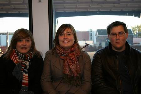 Ja, bij de eerste opname zitten de gezichtspieren nog aardig in serieuze plooien...