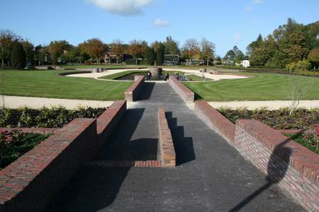 Het gerenoveerde park(je) aan de Wilhelminalaan, vanuit het zuiden. Een kale boel, vergeleken met 60 jaar geleden... 