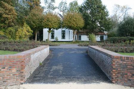 De witte boerderij nu, aan de oostkant van het vernieuwde (vernielde, zeggen sommigen...) parkje...