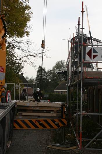 De Oosterweg was deze dag afgesloten voor het verkeer, de dakdelen lagen op straat... 