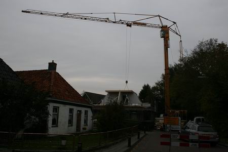 Op 21 oktober 2009 wordt een grote kraan ingeschakeld voor het op zijn plaats brengen van de fabrieksmatig gemaakte dakdelen