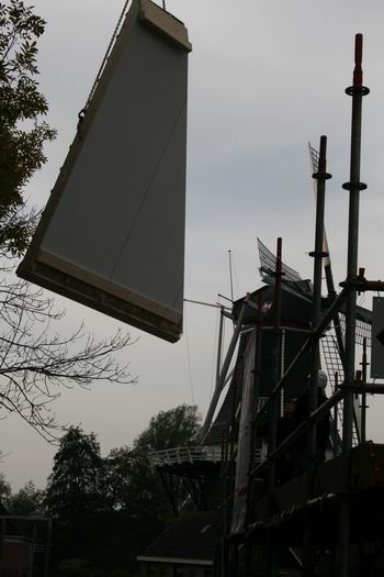 ...en dan elk deel op de juiste plaats bevestigen. Mooi! De familie Bos heeft een nieuw dak boven het hoofd! 