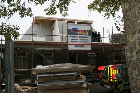 Langzaam maar zeker, zo snel als ze konden, een compleet nieuw dak... 