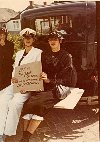 De foto uit de feestelijke optocht in 1970 (foto is van Bert de Haan). Links Bert de Haan, rechts Tigran Brilstra, achterop een van de oldtimers 