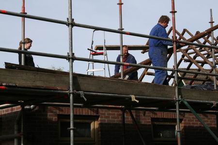Burenhulp bij de grote klus die bewoner Bos heeft gepland: realisering van een nieuwe bovenbouw.  Sloop van het oude door eigen inzet, bouwbedrijf Hoekstra is momenteel bezig met de nieuwbouw. Dochter Christina houdt op de foto (links) een oogje in het zeil 