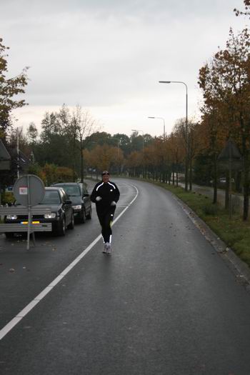 En deze runner vond zijn ochtendinspanning op de straatweg wel plezierig... Lopend op weg naar de 4Mijl???  