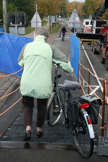 De een ging wandelend langs de noodvoorziening.....