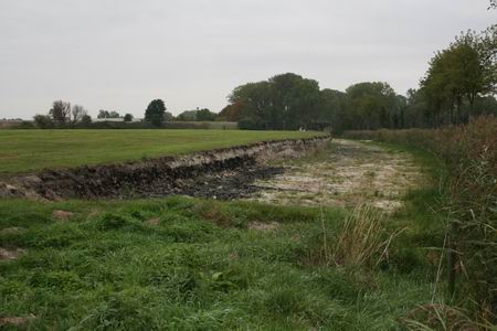 Het verhoogde Datemaweiland met de strook, waar grond is afgegraven 