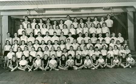 Een groepsfoto van de leden van de toenmalige gymnastiekvereniging De Vogels (Noordhorn-Zuidhorn). Jaren vijftig? Of toch al in de zestiger jaren? Wie staan er op? Wilt u een grotere afdruk om gezichten beter te herkennen? Laat maar even weten! De foto is uit het album van mevr.Tineke Bakker-Overkamp, Zuidhorn) 