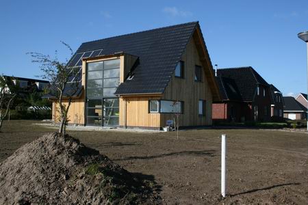 Het bijzondere Heeresbouwwerk met zijn ecologisch keurmerk, aan de zuidkant van de Meidoornstraat. En het gras, komt daar straks een milieuvriendelijke motormaaier aan te pas? 