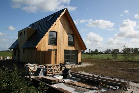 Het Heereshuis vanuit het noordwesten; de garage moet nog worden gerealiseerd. 