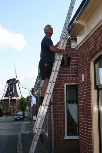 Langestraatbewoner Jaap Helmus was al in augustus onder zomerse omstandigheden bezig met het onderhoud van Langestraat 26