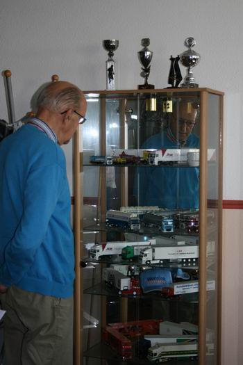 Bij de kast met, natuurlijk, auto's, maaar ook andere dierbare kleinoden 