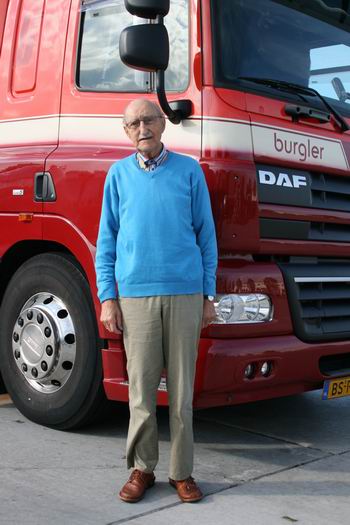 Oud en nieuw: Jan Willem Burgler, 85 jaar, bij een nieuwe Burglertruck 