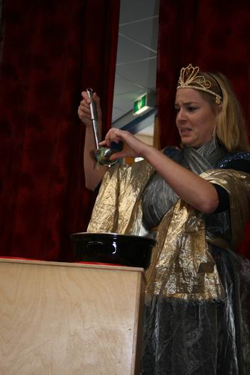 De Koningin grijpt in zoals het een ware vorstin betaamt.... 